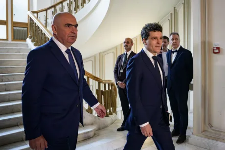 Ilie Bolojan și Nicușor Dan discutând în clădirea guvernului.