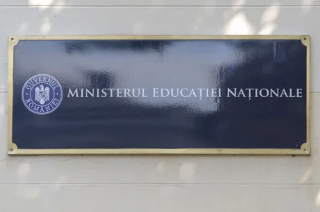 Placa Ministerului Educației Naționale, simbol al reformelor salariale pentru profesori.