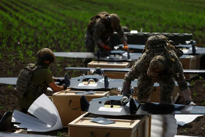 Militari pregătind drone pentru atacuri asupra logisticii ruse în zonele ocupate.