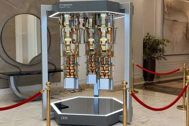 Sistemul cuantic IBM Quantum System Two, expus într-un mediu modern.