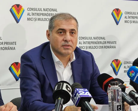 Florin Jianu discută despre reducerea accizelor la carburanți la o conferință.