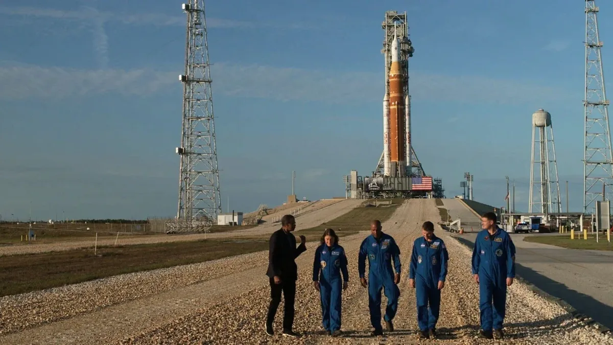 Echipa de astronauți se îndreaptă spre racheta SLS la Centrul Spațial Kennedy.