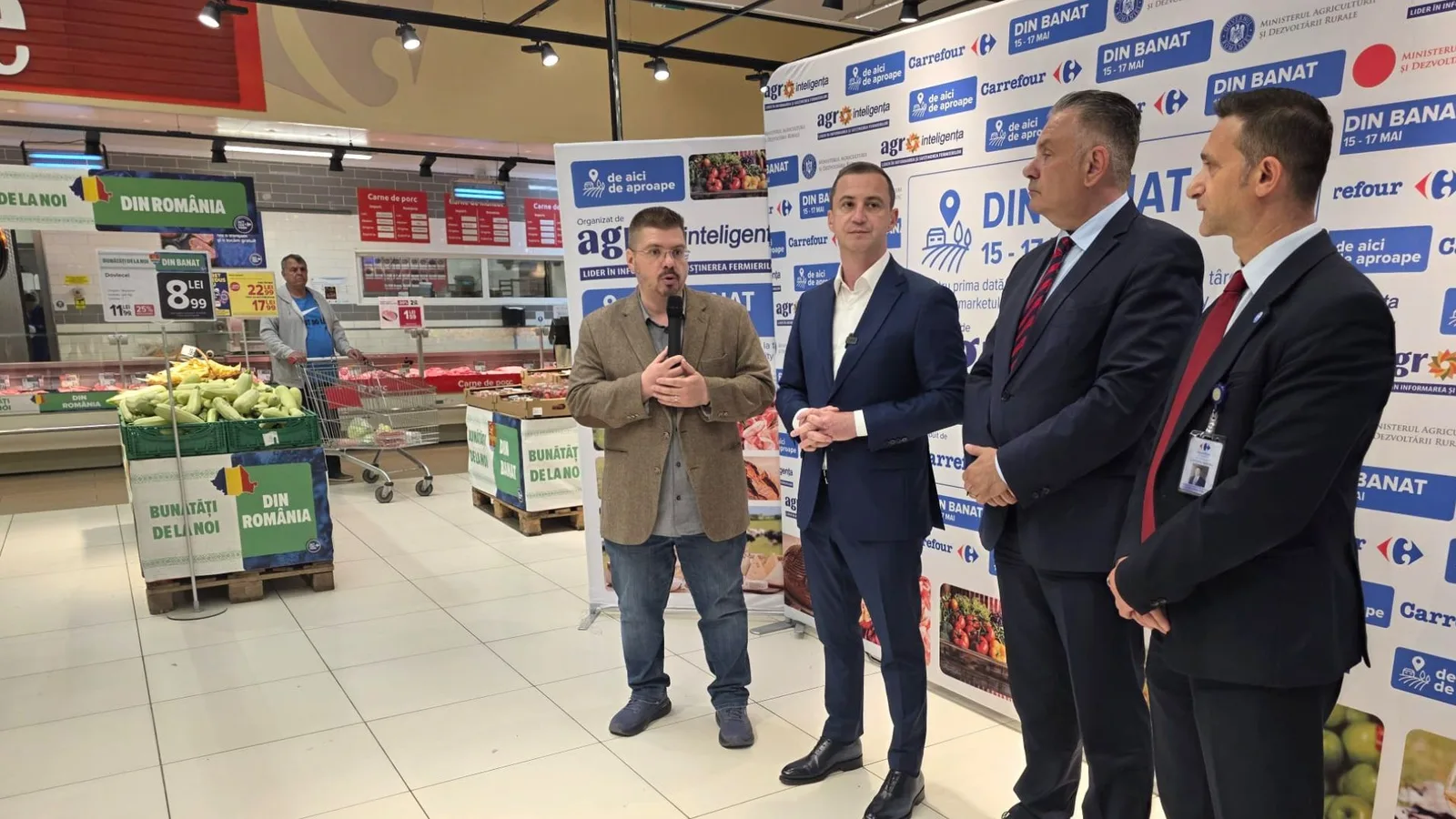 Reprezentanți ai Carrefour și producători locali la târgul din Timișoara.