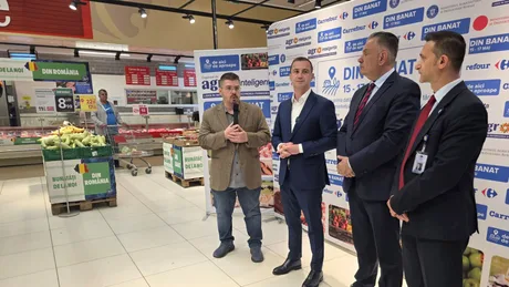 Reprezentanți ai Carrefour și producători locali la târgul din Timișoara.