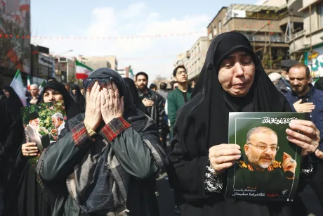 Protestatari iranieni exprimându-și durerea și nemulțumirea în stradă.