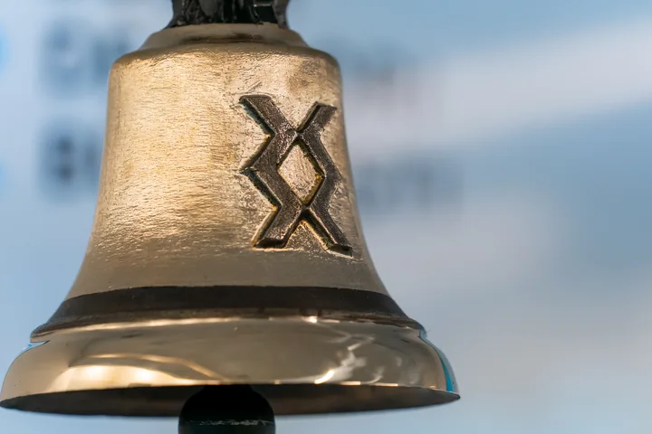 Clopotul Bursei de Valori București simbolizând tranzacțiile financiare.