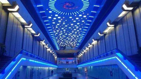Hol modern iluminat în nuanțe de albastru, cu un design futurist.