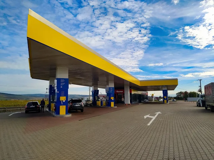 Benzinărie modernă cu pompă și cer senin, pregătită pentru creșterea prețurilor.