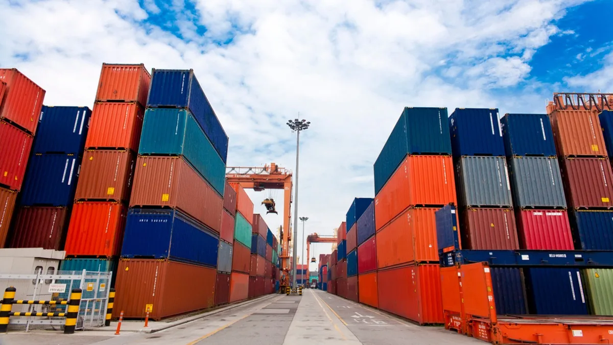 Containere colorate stivuite într-un port comercial