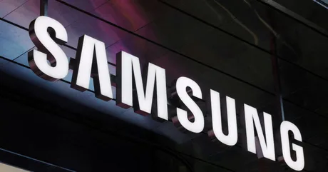 Logo Samsung pe un fundal modern, simbolizând inovația tehnologică.