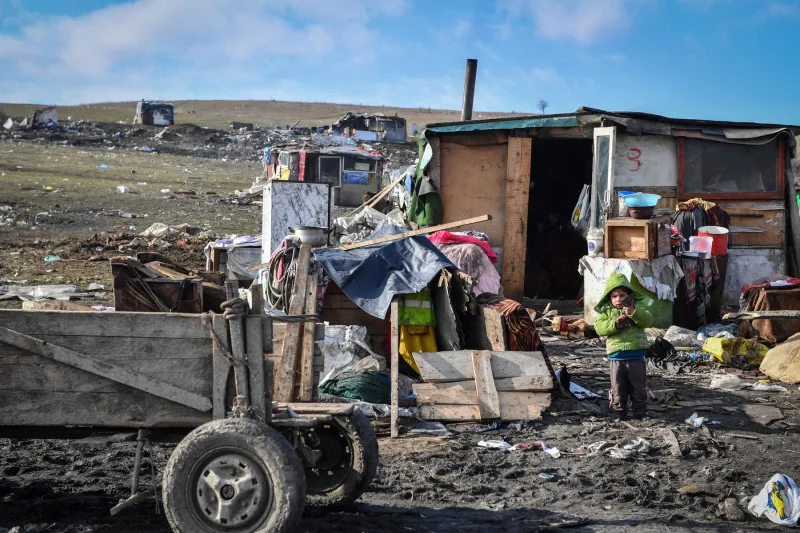 Copil în apropierea unei așezări informale din Pata Rât, Cluj.