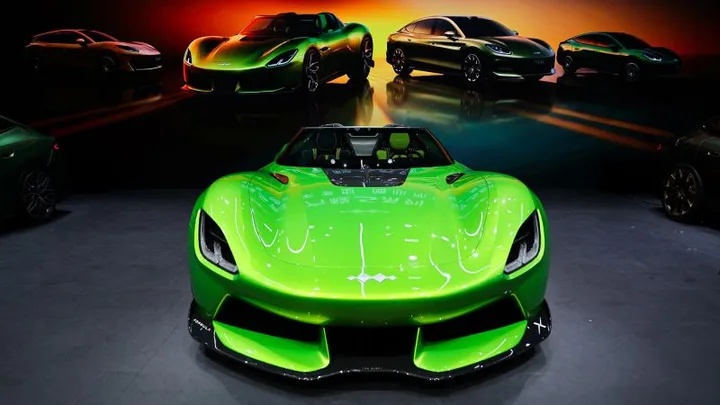 Un vehicul electric verde expus la salonul auto din Beijing.