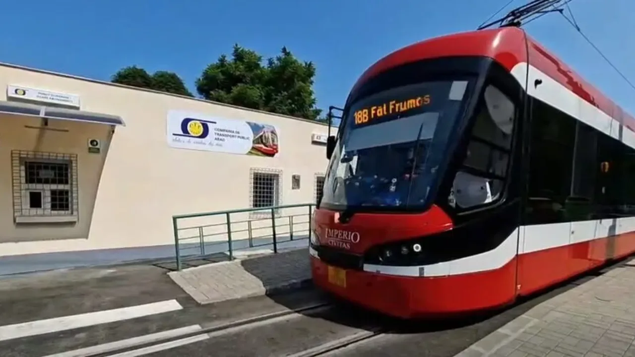 Tramvai modern în Arad, pregătit pentru pasageri pe o stație.