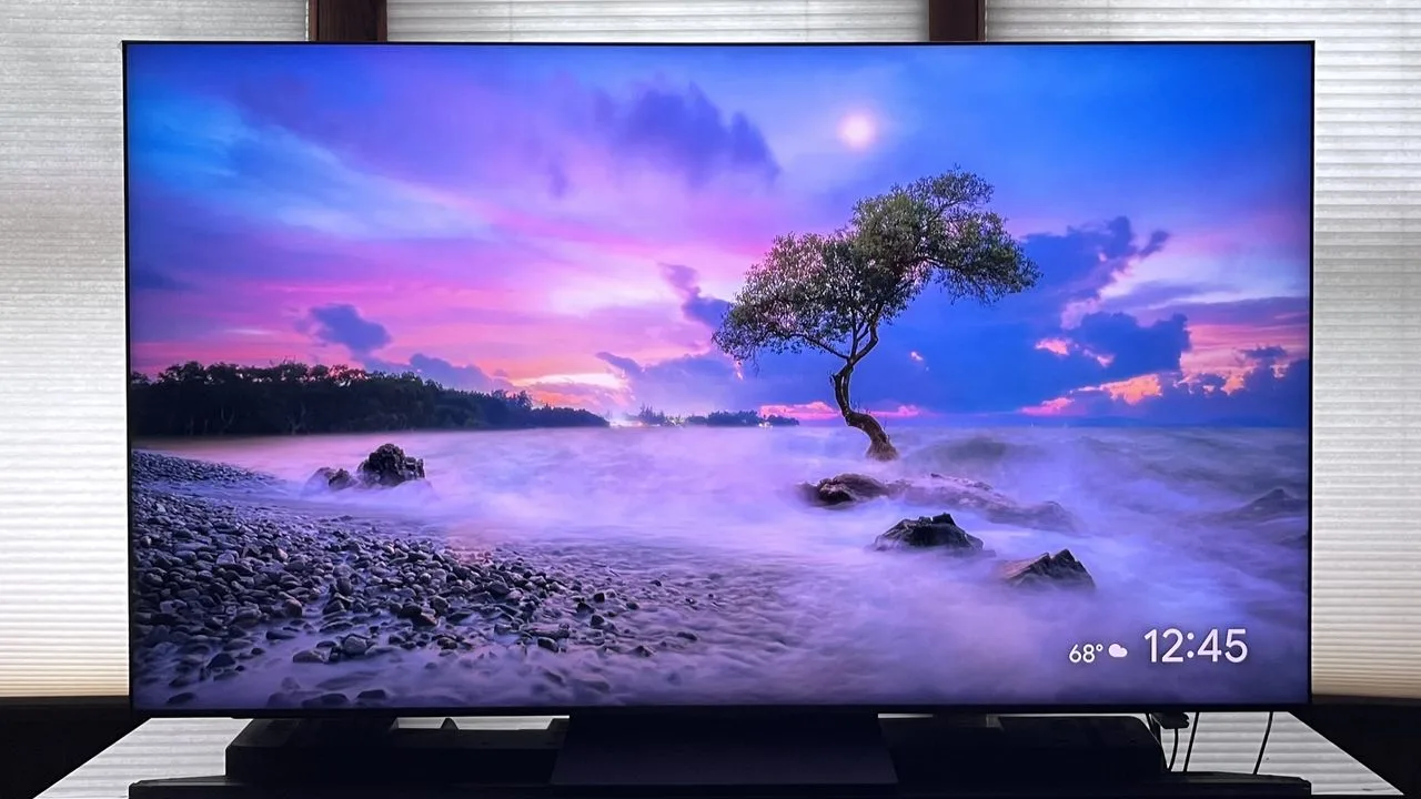 Televizor TCL cu peisaj colorat pe ecran, evidențiind actualizările recente.