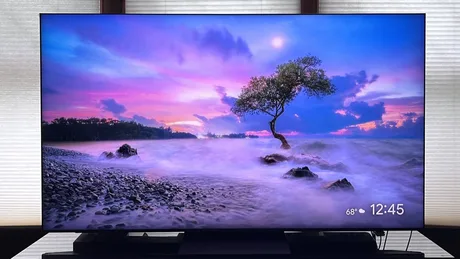 Televizor TCL cu peisaj colorat pe ecran, evidențiind actualizările recente.