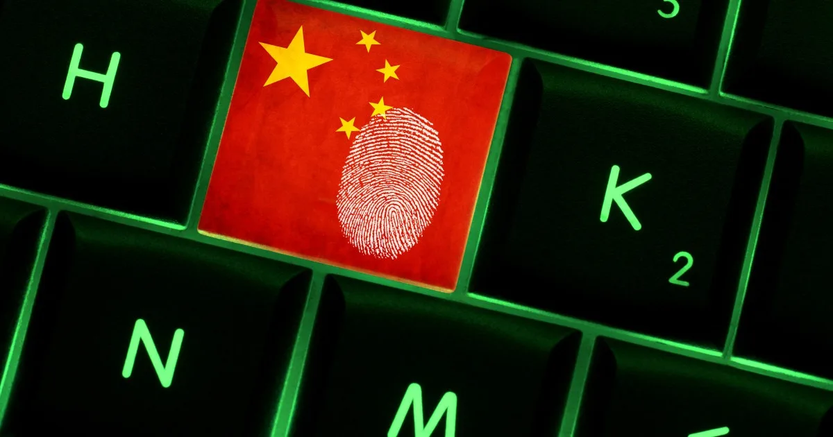 Un simbol al spionajului cibernetic chinez pe un keyboard.