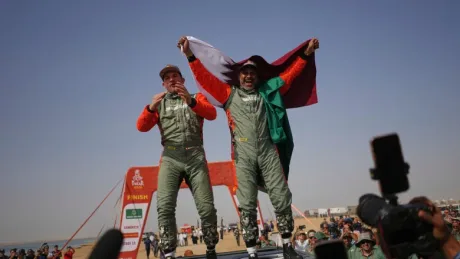 Echipa Dacia sărbătorește victoria de la Dakar, pregătindu-se pentru provocările din Portugalia.