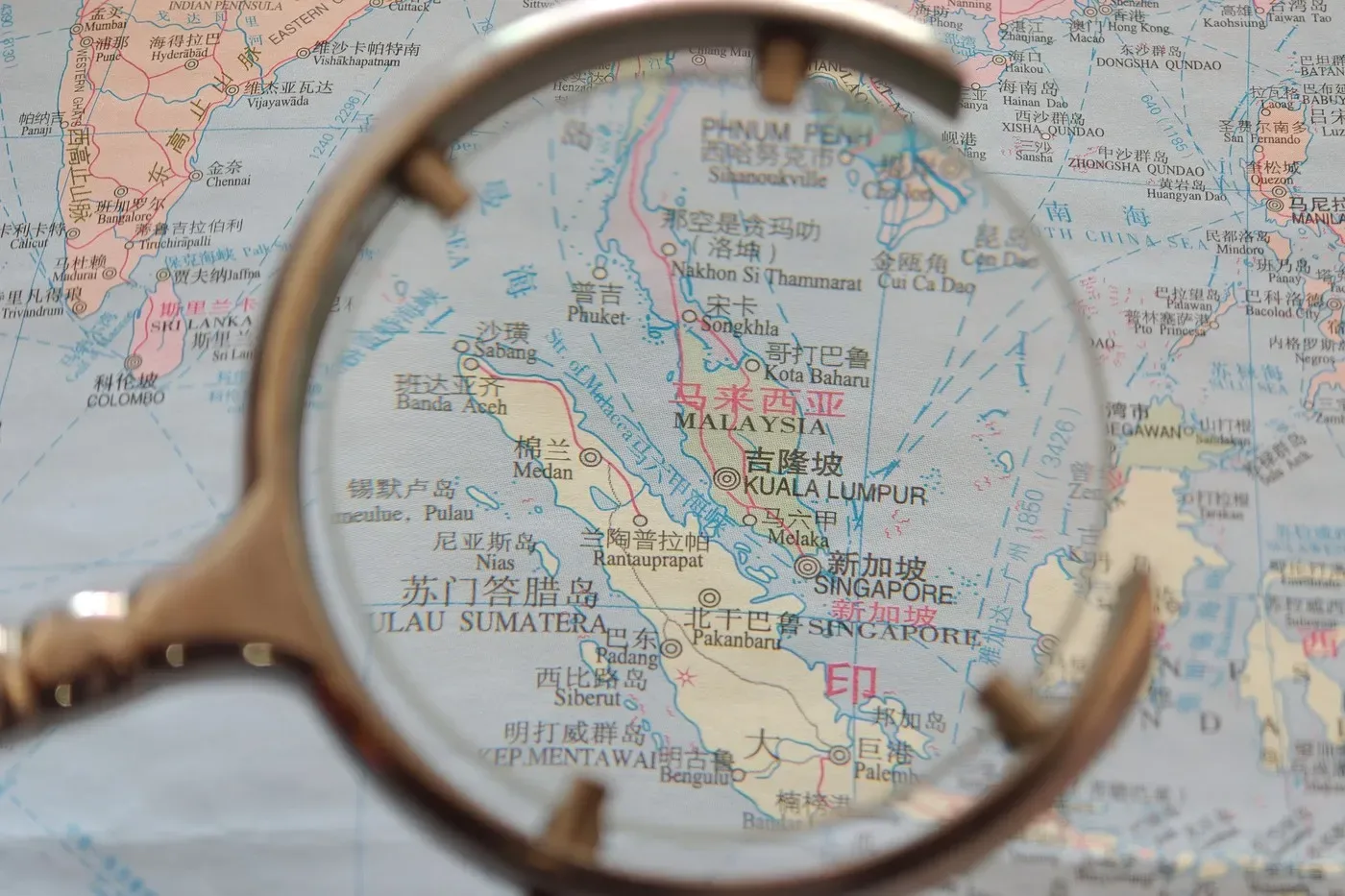 Harta Strâmtorii Malacca evidențiază rutele maritime importante pentru comerț.