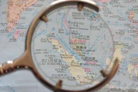 Harta Strâmtorii Malacca evidențiază rutele maritime importante pentru comerț.