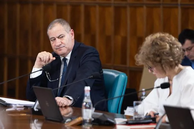 Ilie Bolojan discutând despre investițiile fondurilor de pensii în companii de stat.