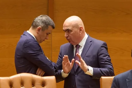 Discuție între Ilie Bolojan și un coleg în Parlament.