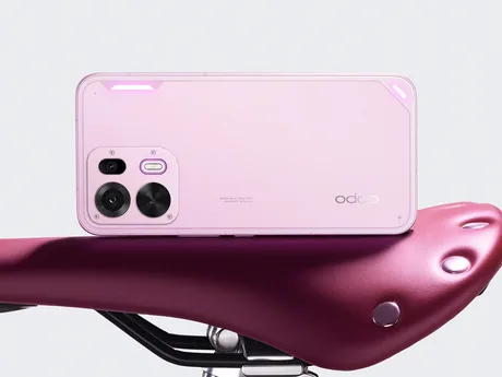 Smartphone-ul Oppo K15 Pro în nuanța roz, cu design modern și LED-uri.