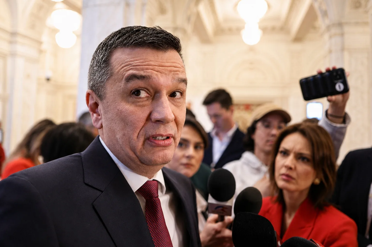 Remus Ștefureac discutând despre rezultatele sondajului INSCOP în Parlament.