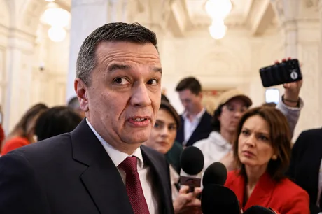 Remus Ștefureac discutând despre rezultatele sondajului INSCOP în Parlament.