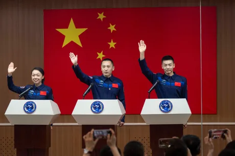 Astronauții chinezi salută înainte de misiunea Shenzhou-23 pe orbită.