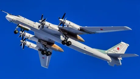 Bombardier Tu-95 zburând în cerul albastru, simbol al puterii aeriene rusești.