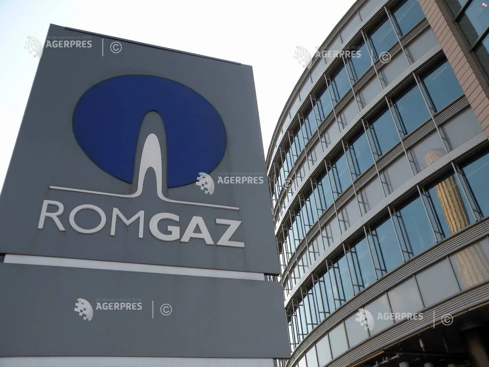 Logo-ul Romgaz pe fondul clădirii companiei din Târgu Mureș.