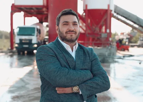 Directorul West Group discutând despre extinderea diviziei B2B în construcții.