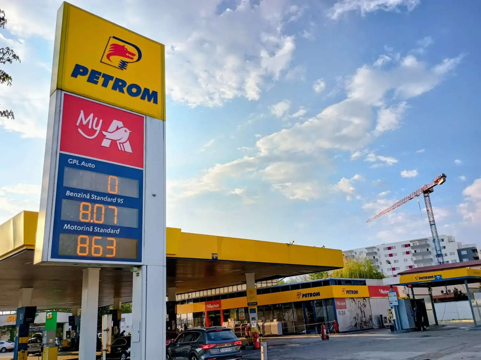 Prețuri reduse la carburanți la o stație Petrom din România.