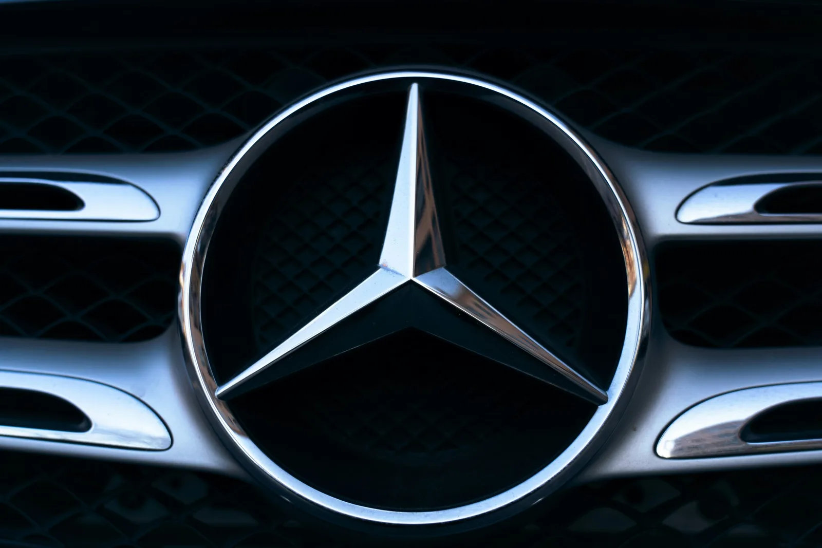 Logo-ul Mercedes-Benz, simbol al inovației în industria auto.