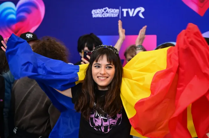 Alexandra Căpitănescu susține România la Eurovision 2026, cu steagul în mână.