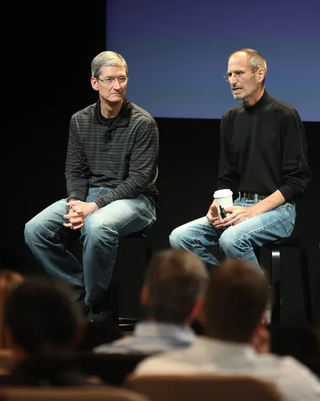 Tim Cook și Steve Jobs discutând despre viziunea Apple în trecut.
