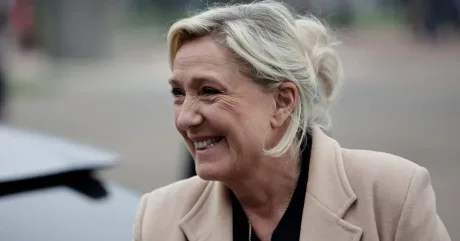 Marine Le Pen zâmbind, într-un context politic important.