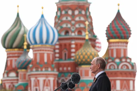 Vladimir Putin vorbește în fața Catedralei Sf. Vasile din Moscova.
