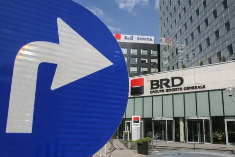 Sediul BRD cu semn de direcție, simbolizând sprijinul pentru fermieri.