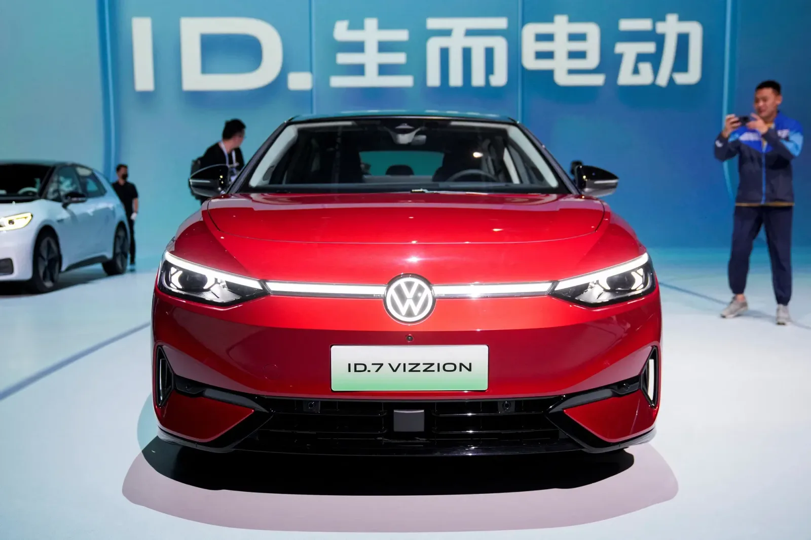 Mașină electrică Volkswagen ID.7 Vizzion expusă la un eveniment auto.