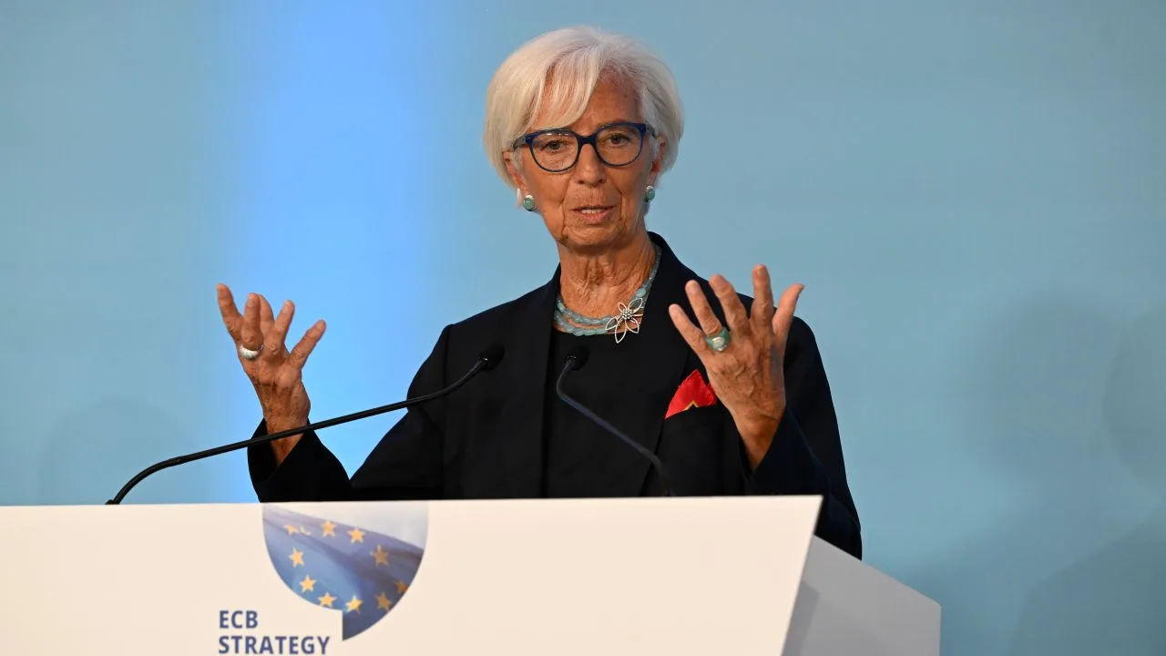 Christine Lagarde discută despre riscurile inflației în Europa.