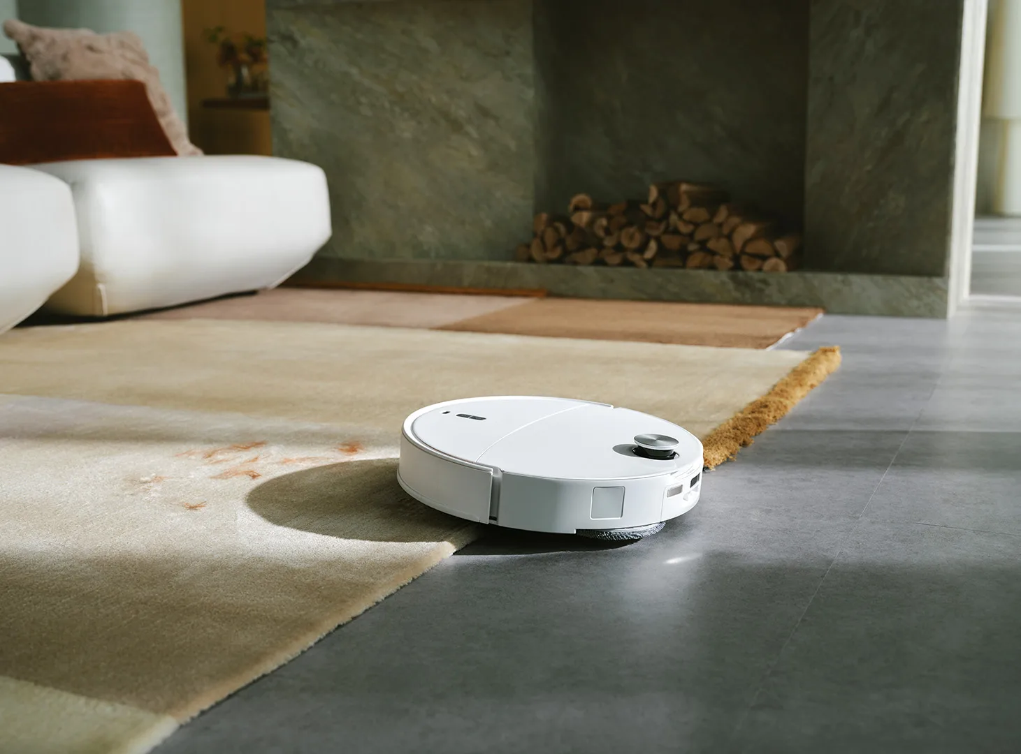 Aspirator robot Qrevo Edge 2 Pro curățând un covor în living.