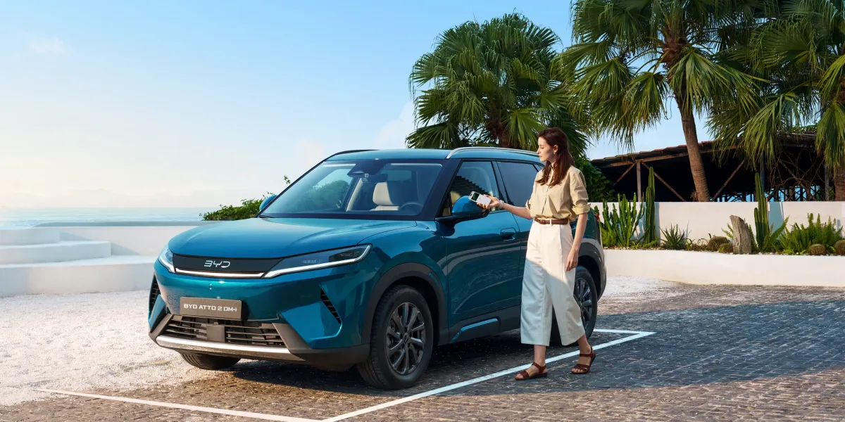 SUV-ul Atto 2 DM-i expus într-un showroom din România.