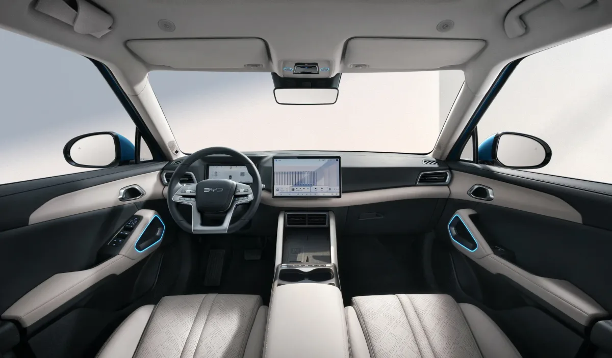 Interiorul modern al SUV-ului Atto 2 DM-i, cu tehnologie avansată.