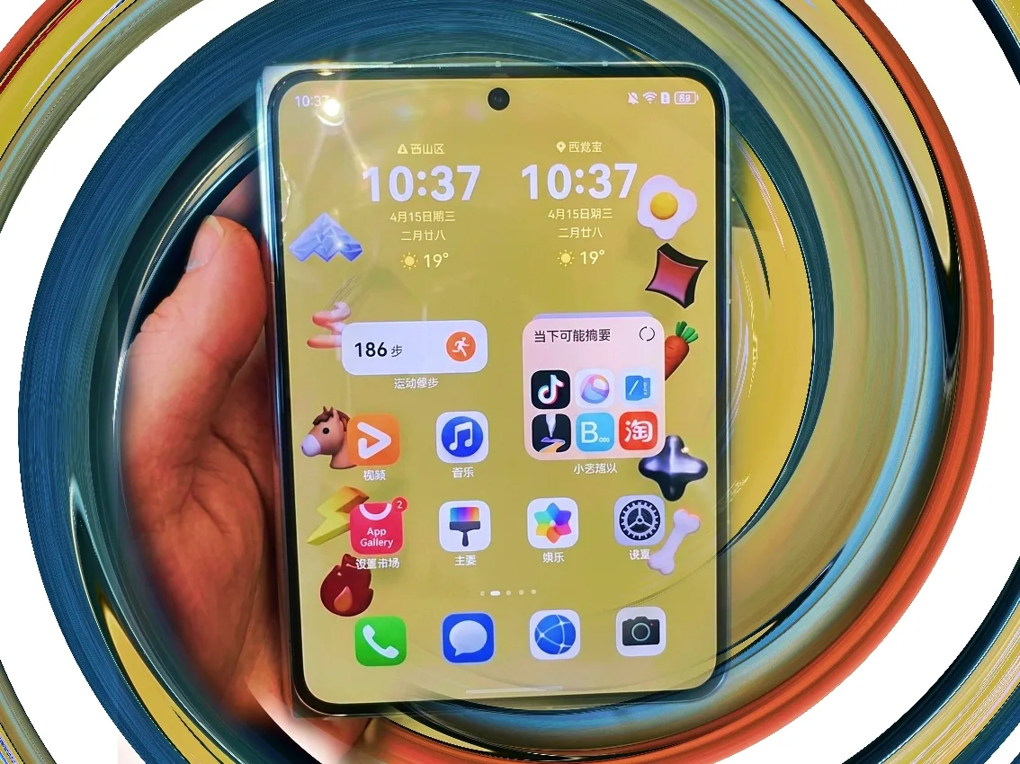 Un smartphone pliabil cu un design inovator și ecran lat, prezentat în utilizare.