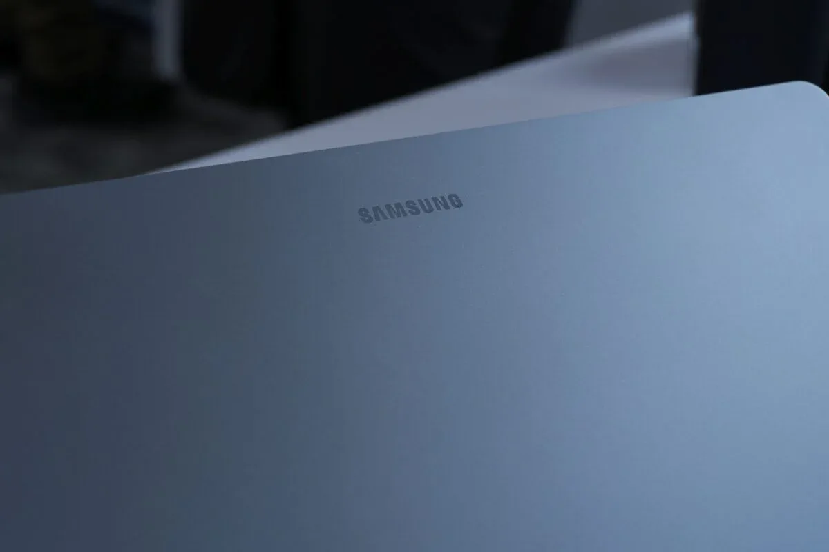 Laptop Samsung cu design modern, evidențiind logo-ul brandului.