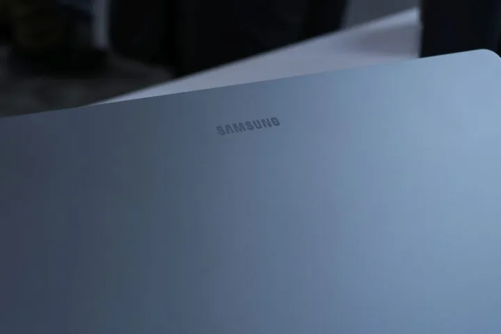 Laptop Samsung cu design modern, evidențiind logo-ul brandului.