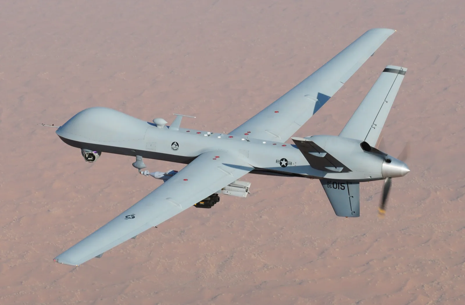 Dronă MQ-9 Reaper în zbor, echipată cu rachetă Hellfire.