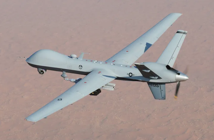 Dronă MQ-9 Reaper în zbor, echipată cu rachetă Hellfire.