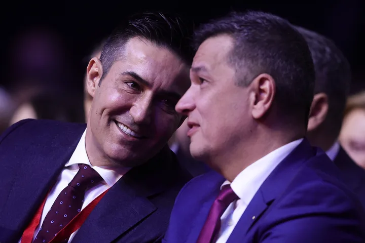Sorin Grindeanu și Claudiu Manda discutând la un eveniment politic.